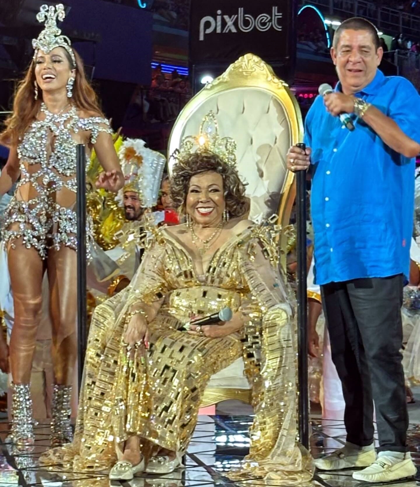 Anitta em carro alegórico durante desfile de carnaval no Rio de Janeiro